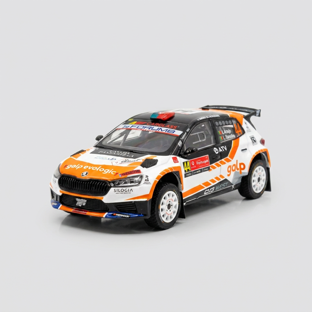 Miniatura Škoda Fabia com fundo cinzento-claro para o site