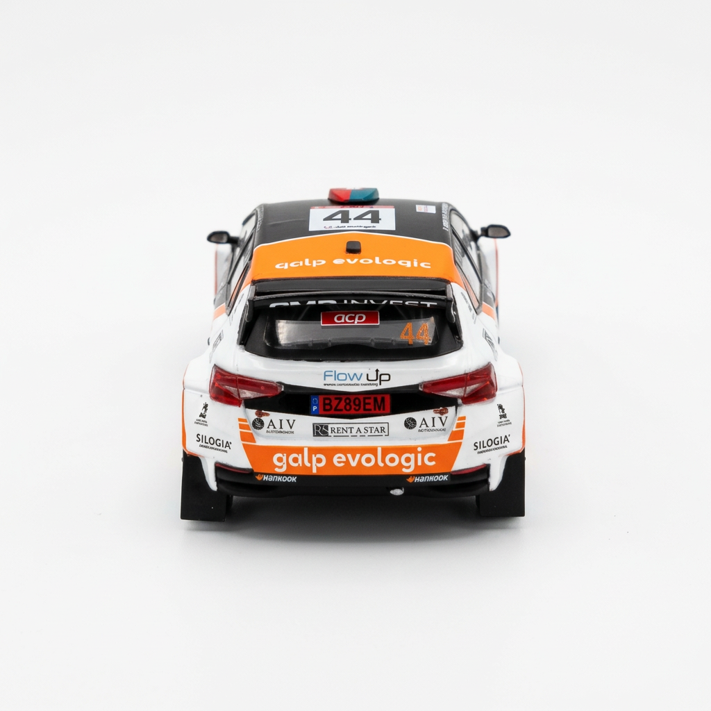 Vista traseira da miniatura Škoda Fabia com fundo branco profissional